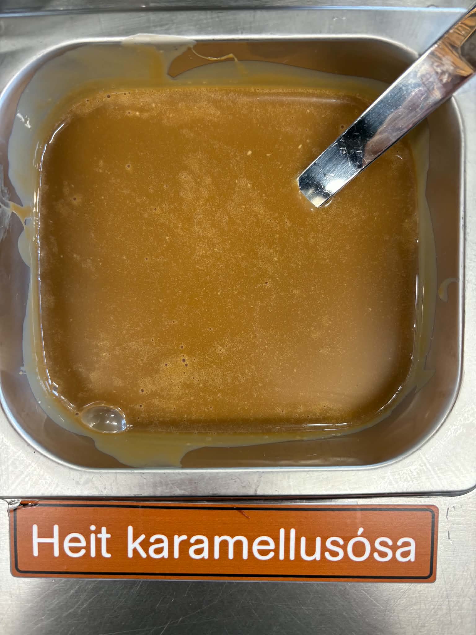 Heit karamellusósa